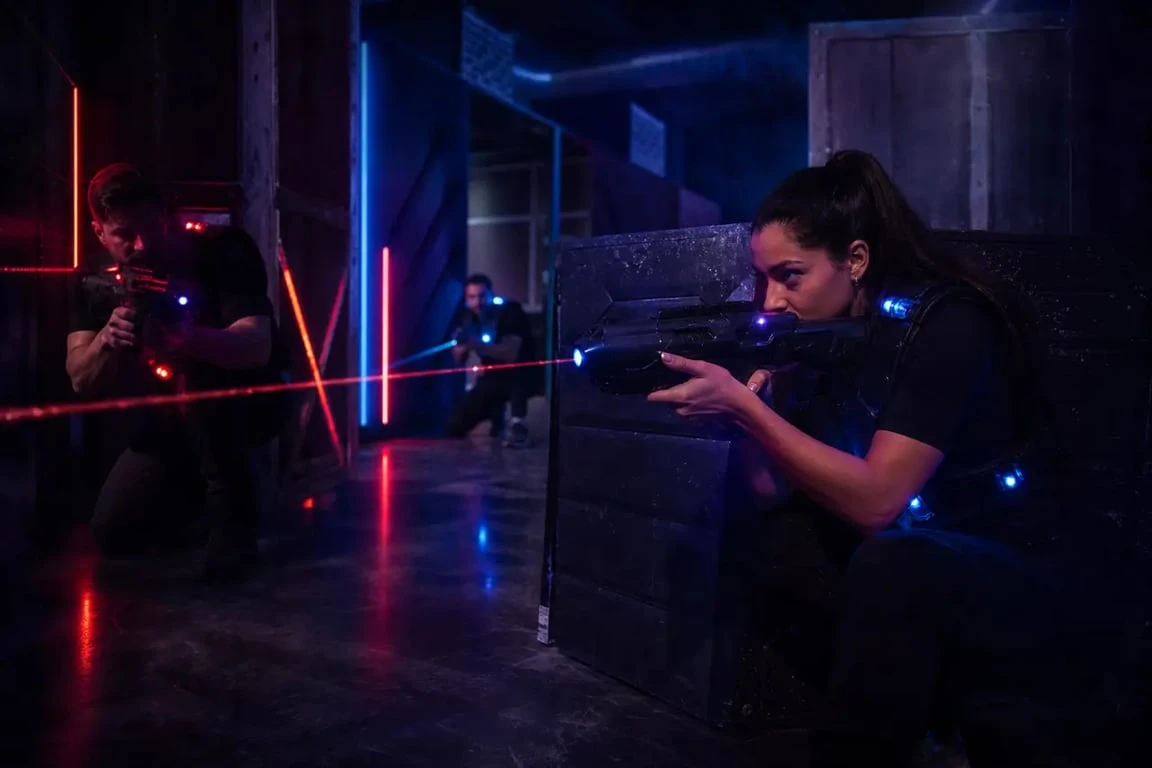 Laser game paris dans une arène immersive avec joueurs en action