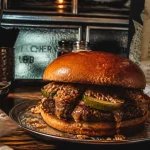 Le butcher paris 8 restaurant de burger halal : smash burger, pickles, sauce.