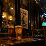 Pub montmartre paris : bière et match, ruelle