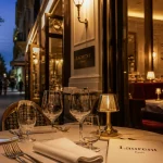 Restaurant laurent paris aux Champs-Élysées : table dressée et façade élégante
