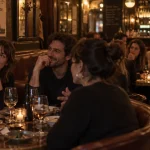 l'astrolabe - bar paris 15 : groupe d’amis dans un bar parisien, verres et banquettes
